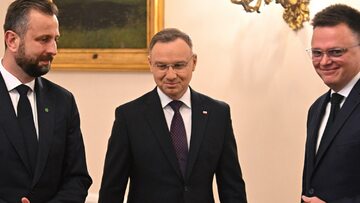 Prezydent RP Andrzej Duda (C), przewodniczący Polski 2050 Szymon Hołownia (P) i prezes PSL Władysław Kosiniak-Kamysz