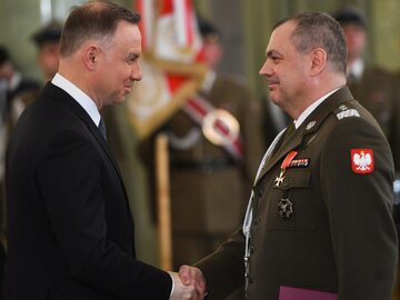 Prezydent RP Andrzej Duda (L) i obejmujący stanowisko Dowódcy Generalnego Rodzajów Sił Zbrojnych gen. Wiesław Kukuła