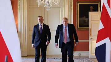 Prezydent RP Andrzej Duda (L) i premier Wielkiej Brytanii Boris Johnson (P)