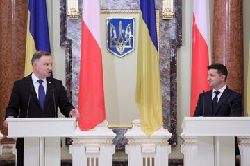Prezydent RP Andrzej Duda (L) i prezydent Ukrainy Wołodymyr Zełenski (P) podczas konferencji prasowej w Pałacu Maryjskim w Kijowie,