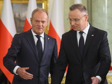 Prezydent RP Andrzej Duda (P) i premier Donald Tusk (L) podczas uroczystości powołania nowych członków Rady Ministrów