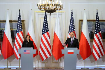 Prezydent RP Andrzej Duda (P) i wiceprezydent USA Kamala Harris (L) podczas konferencji prasowej po spotkaniu w Belwederze w Warszawie.