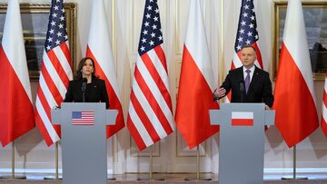 Prezydent RP Andrzej Duda (P) i wiceprezydent USA Kamala Harris (L) podczas konferencji prasowej po spotkaniu w Belwederze w Warszawie.