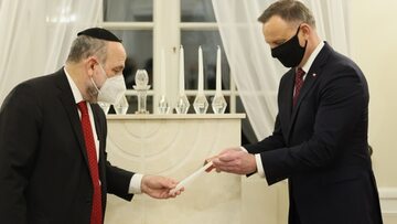 Prezydent RP Andrzej Duda (P) oraz naczelny rabin Polski Michael Schudrich (L) biorą udział w zapaleniu światełka chanukowego