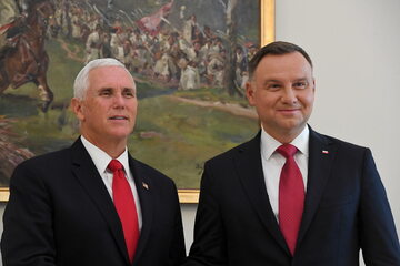 Prezydent RP Andrzej Duda (P) oraz wiceprezydent USA Mike Pence (L)