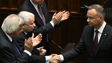 Prezydent RP Andrzej Duda (P), prezes PiS Jarosław Kaczyński (2L) oraz Ryszard Terlecki (L) na sali sejmowej
