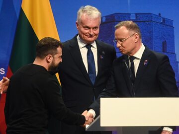 Prezydent RP Andrzej Duda (P), prezydent Ukrainy Wołodymyr Zełenski (L) i prezydent Litwy Gitanas Nauseda (C) na konferencji prasowej po 9. Szczycie Inicjatywy Trójmorza w Pałacu Wielkich Książąt Litewskich w Wilnie