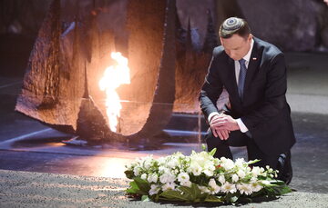 Prezydent RP Andrzej Duda podczas ceremonii złożenia wieńca w Sali Pamięci w Instytucie Yad Vashem