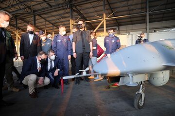 Prezydent RP Andrzej Duda przy jednym z tureckich dronów bojowych Bayraktar TB2