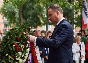 Prezydent RP Andrzej Duda składa kwiaty przed gdańskim Pomnikiem Pamięci Ofiar Eksterminacji Ludności Polskiej na Wołyniu w związku z obchodami Dnia Pamięci Ofiar Ludobójstwa