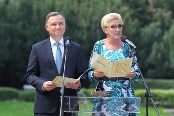 Prezydent RP Andrzej Duda z małżonką Agatą Kornhauser-Dudą podczas akcji "Narodowe Czytanie - Balladyna"