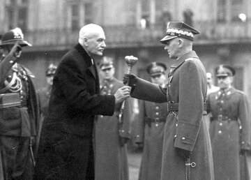 Prezydent RP Ignacy Mościcki przekazuje Marszałkowi Edwardowi Śmigłemu-Rydzowi buławę marszałkowską. Warszawa, 10 listopada 1936 r.