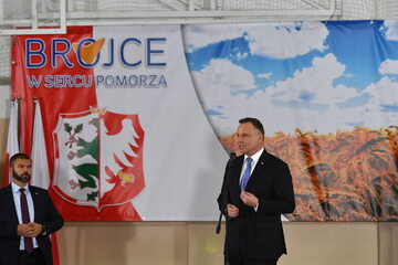 Prezydent Rzeczypospolitej Polskiej Andrzej Duda (C), 20 bm. podczas wizyty w Brojcach (woj. zachodniopomorskie), gdzie spotkał się z mieszkańcami powiatu gryfickiego.
