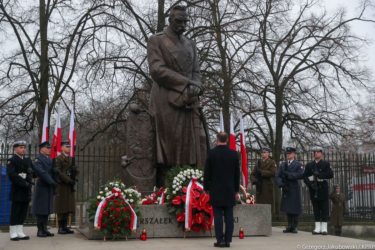 Andrzej Duda rozpoczął dzień od złożenia wieńca przed pomnikiem Marszałka Piłsudskiego przy Belwederze.