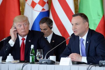 Prezydent Stanów Zjednoczonych Ameryki Donald Trump (L) i prezydent RP Andrzej Duda (P) podczas sesji transatlantyckiej Szczytu Trójmorza na Zamku Królewskim w Warszawie