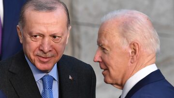 Prezydent Stanów Zjednoczonych Joe Biden (P) i prezydent Turcji Recep Tayyip Erdogan (C)