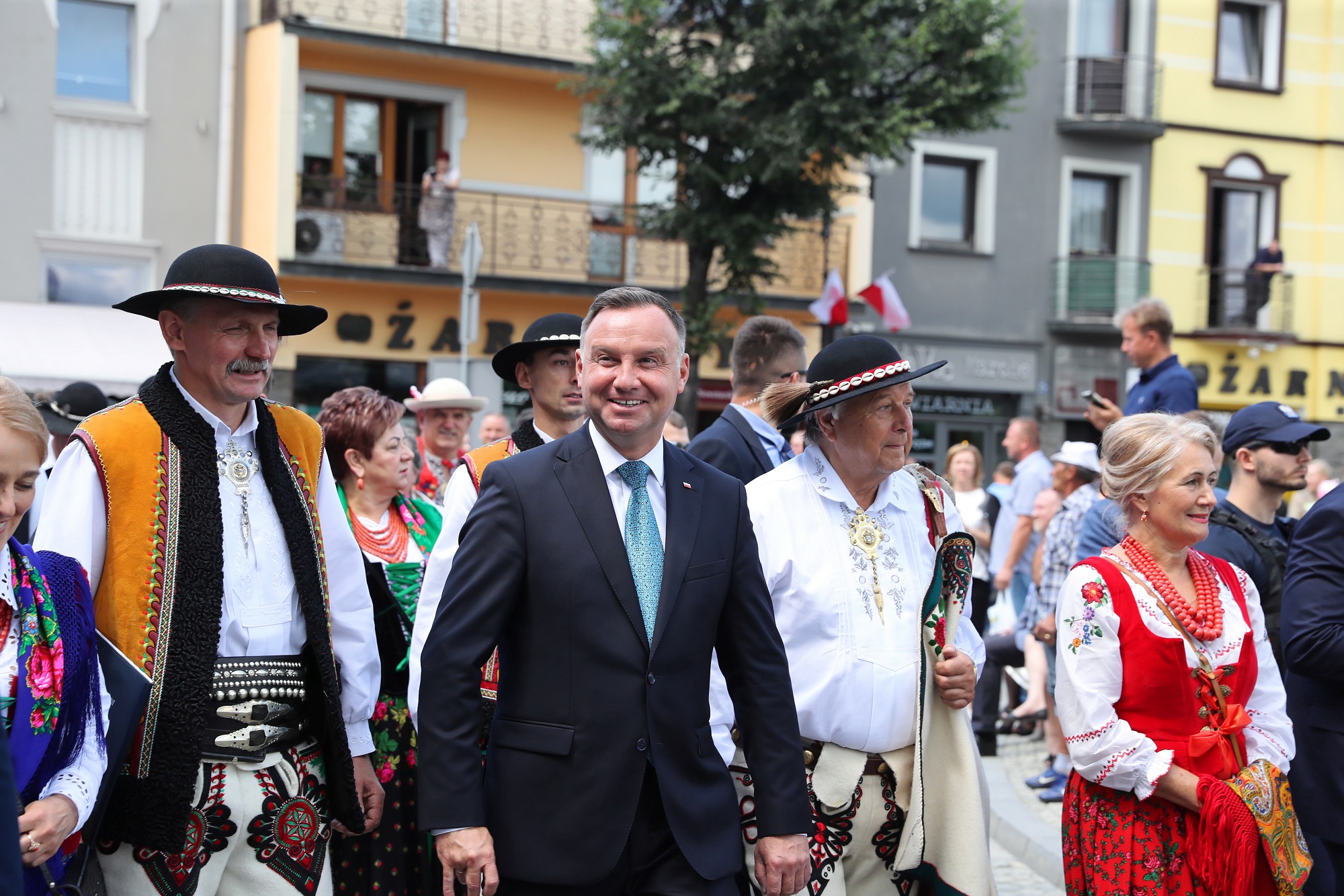 Prezydent Andrzej Duda (C) i prezes Związku Podhalan Andrzej Skupień (L) podczas uroczystego przemarszu na Rynek, po jubileuszowej mszy świętej w Parafii Najświętszego Serca Pana Jezusa w Nowym Targu.
