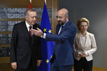Prezydent Turcji Recep Tayyip Erdogan, przewodniczący Rady Europejskiej Charles Michel i szefowa Komisji Europejskiej Ursula von der Leyen