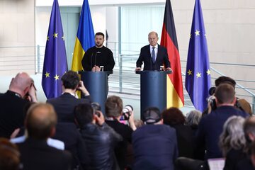 Prezydent Ukrainy Wołodymyr Zełenski i kanclerz Niemiec Olaf Scholz