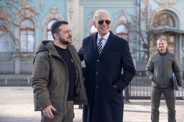 Prezydent Ukrainy Wołodymyr Zełenski i prezydent USA Joe Biden podczas spotkania w Kijowie