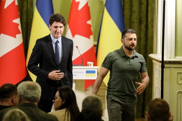 Prezydent Ukrainy Wołodymyr Zełenski (P) i premier Kanady Justin Trudeau (L)
