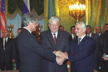 Prezydent USA (Clinton), prezydent Rosji (Jelcyn) i prezydent Ukrainy (Krawczuk) po podpisaniu umowy dot. denuklearyzacji Ukrainy. Moskwa, 14 stycznia 1994