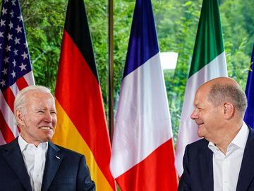 Prezydent USA Joe Biden i kanclerz Niemiec Olaf Scholz
