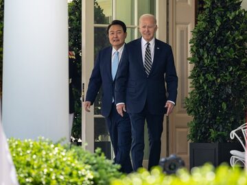 Prezydent USA Joe Biden i prezydent Korei Południowej Yoon Suk Yeol podczas spotkania w Białym Domu