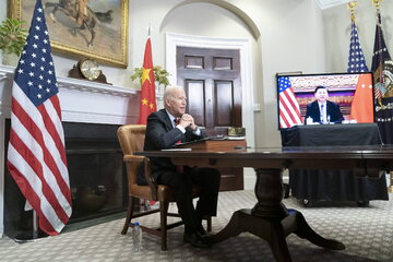 Prezydent USA Joe Biden podczas wideorozmowy z prezydentem Chin XI Jinpingiem
