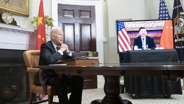 Prezydent USA Joe Biden podczas wideorozmowy z prezydentem Chin XI Jinpingiem