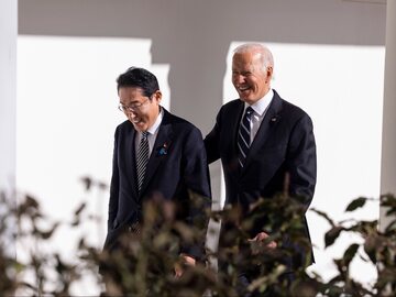 Prezydent USA Joe Biden z premierem Japonii Fumio Kishidą