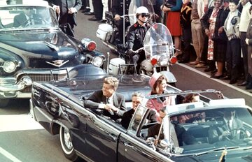 Prezydent USA, John F. Kennedy wraz z żoną Jacqueline Kennedy w Dallas, tuż przed zamachem na prezydenta