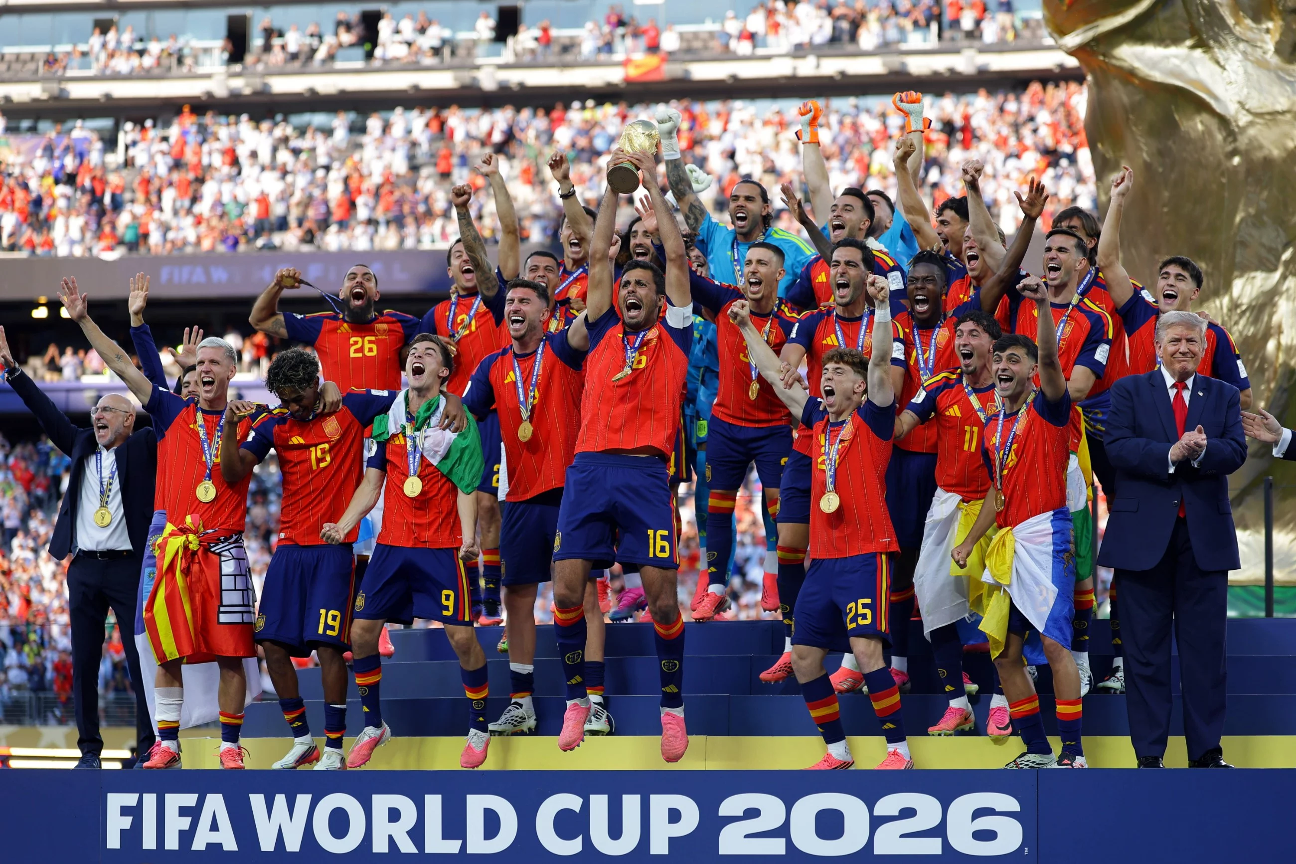 Prezydent USA Donald Trump (z prawej) z reprezentacją Hiszpanii świętującą zwycięstwo w piłkarskich mistrzostwach świata FIFA 2026