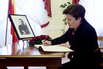 Prezydent Warszawy Hanna Gronkiewicz-Waltz wpisuje się do przygotowanej przez warszawski ratusz. księgi kondolencyjnej poświęconej pamięci Wojciecha Młynarskieg