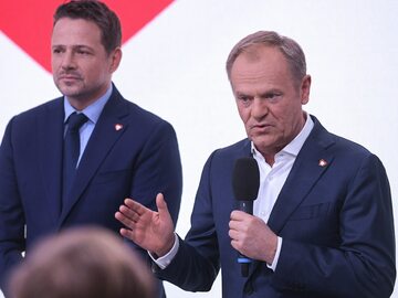 Prezydent Warszawy Rafał Trzaskowski (L) i premier Donald Tusk (P)