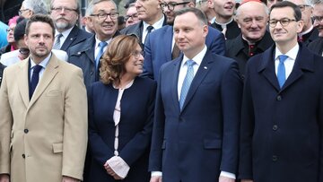 Prezydent Warszawy Rafał Trzaskowski (L), polityk PO-KO Małgorzata Kidawa-Błońska (2L), prezydent Andrzej Duda (3L), abp Kazimierz Nycz (4L - drugi rząd), premier Mateusz Morawiecki (3P) oraz minister kultury i dziedzictwa narodowego Piotr Gliński