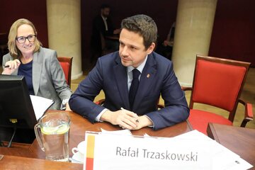 Prezydent Warszawy Rafał Trzaskowski podczas obrad Rady Warszawy