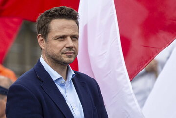 Prezydent Warszawy Rafał Trzaskowski podczas wystąpienia dla mediów