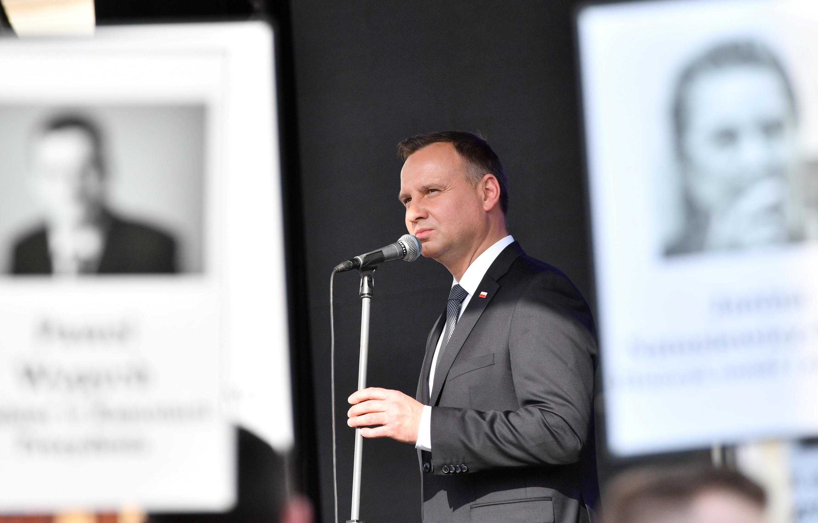 Prezydent Andrzej Duda przemawia podczas uroczystości odsłonięcia Pomnika Ofiar Tragedii Smoleńskiej na placu Piłsudskiego w Warszawie