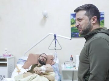 Prezydent Wołodymyr Zełenski odwiedza ukraińskich żołnierzy w szpitalu w Kijowie