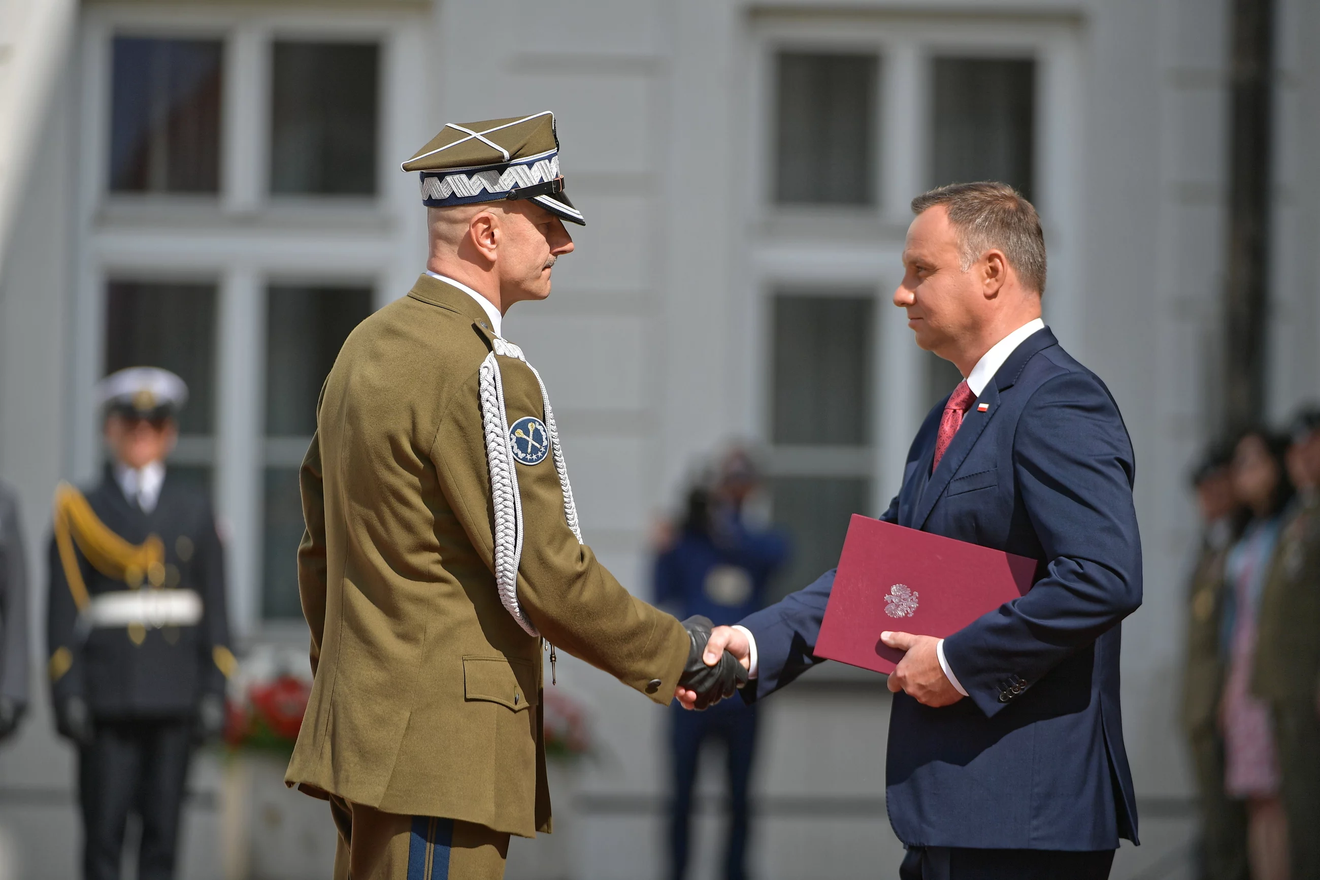 Szef Sztabu Generalnego gen. broni Rajmund Andrzejczak otrzymał akt wskazania na naczelnego dowódcę na czas wojny z rąk prezydenta RP