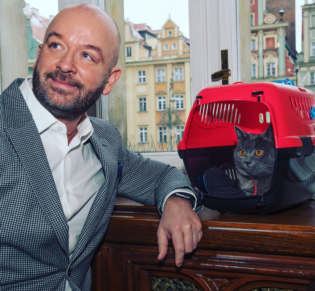 Prezydent Wrocławia Jacek Sutryk przygarnął kota