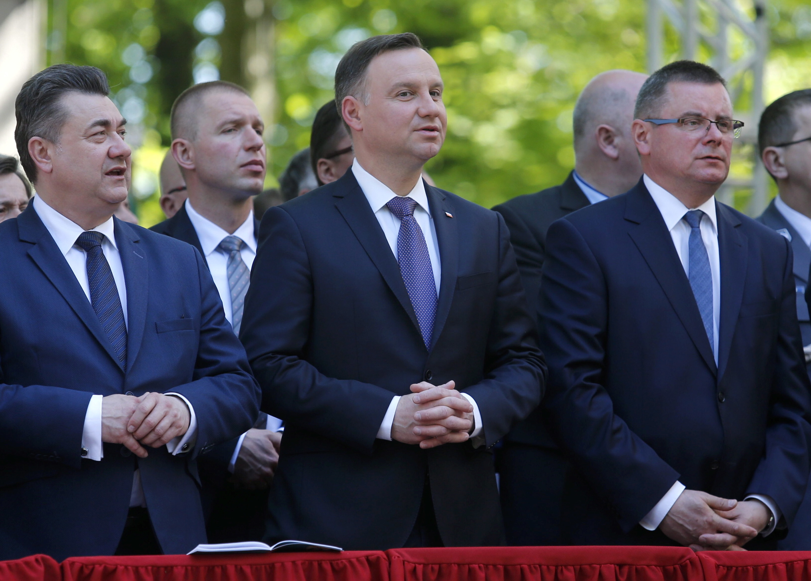 Prezydent Andrzej Duda (C), sekretarz stanu w Ministerstwie Energii Grzegorz Tobiszowski (L), poseł PiS Jerzy Polaczek (P) uczestniczą w Pielgrzymce Stanowej Mężczyzn i Młodzieńców