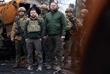 Prezydent Zełeński razem z żółnierzami w odzyskanym mieście Bucza na północny zachód od Kijowa.