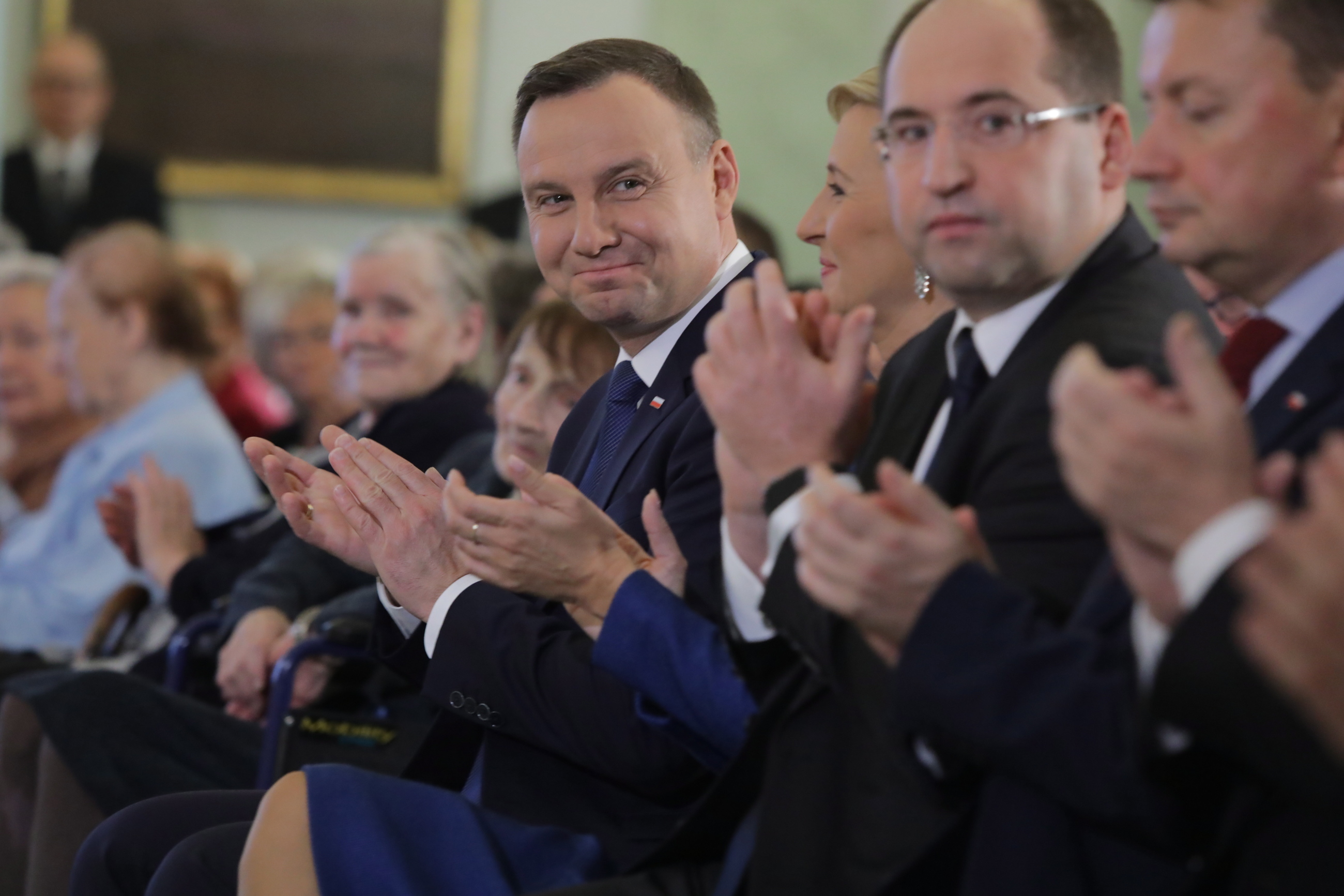 Prezydent Andrzej Duda (C) z małżonką Agatą Kornhauser-Duda (3P), wicemarszałek Senatu Adam Bielan (2P) i minister spraw wewnętrznych i administracji Mariusz Błaszczak (P).