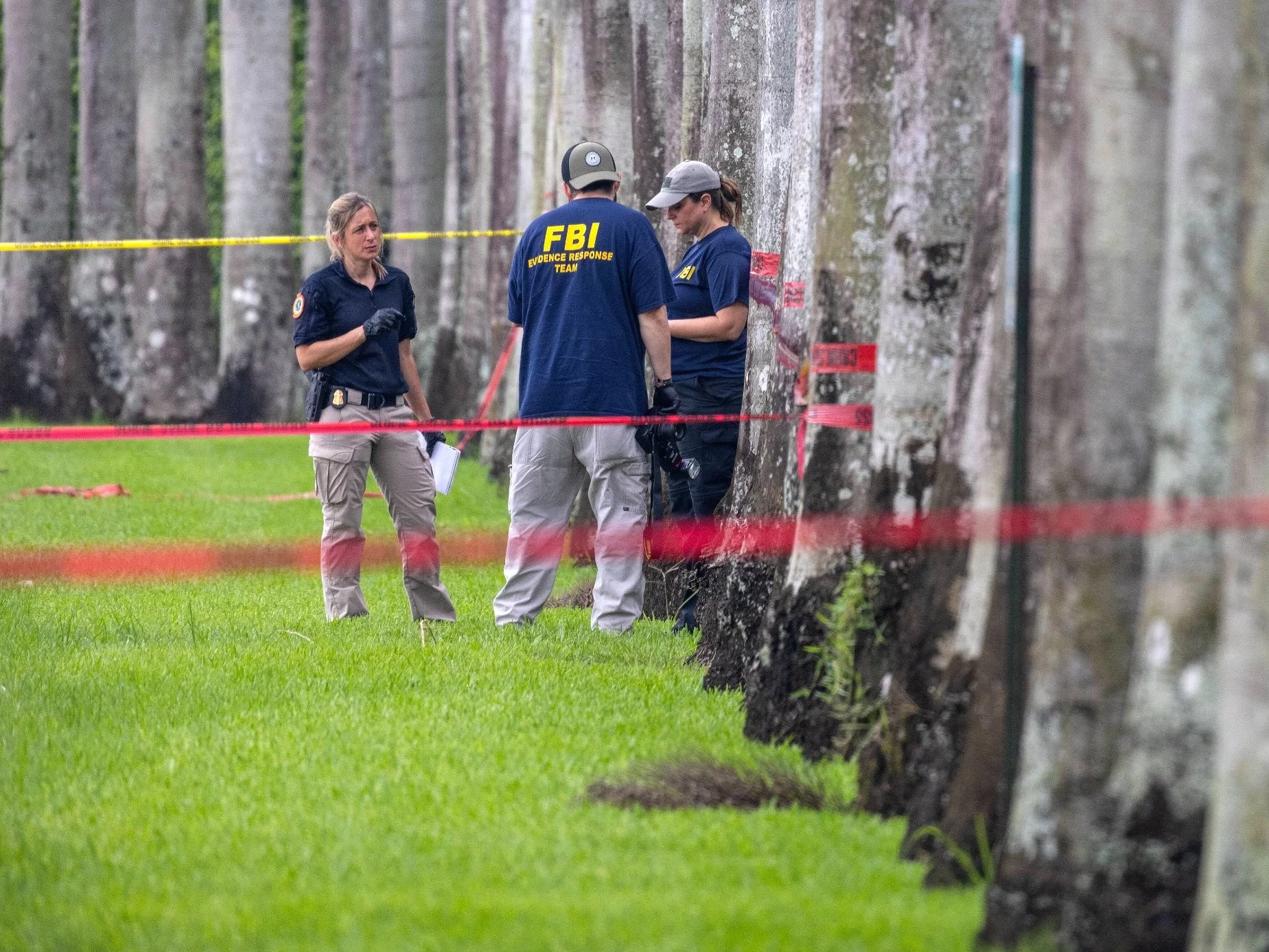 Funkcjonariusze FBI sprawdzają teren International Golf Club w West Palm Beach na Florydzie. Trwa dochodzenie ws. drugiego zamachu na Trumpa