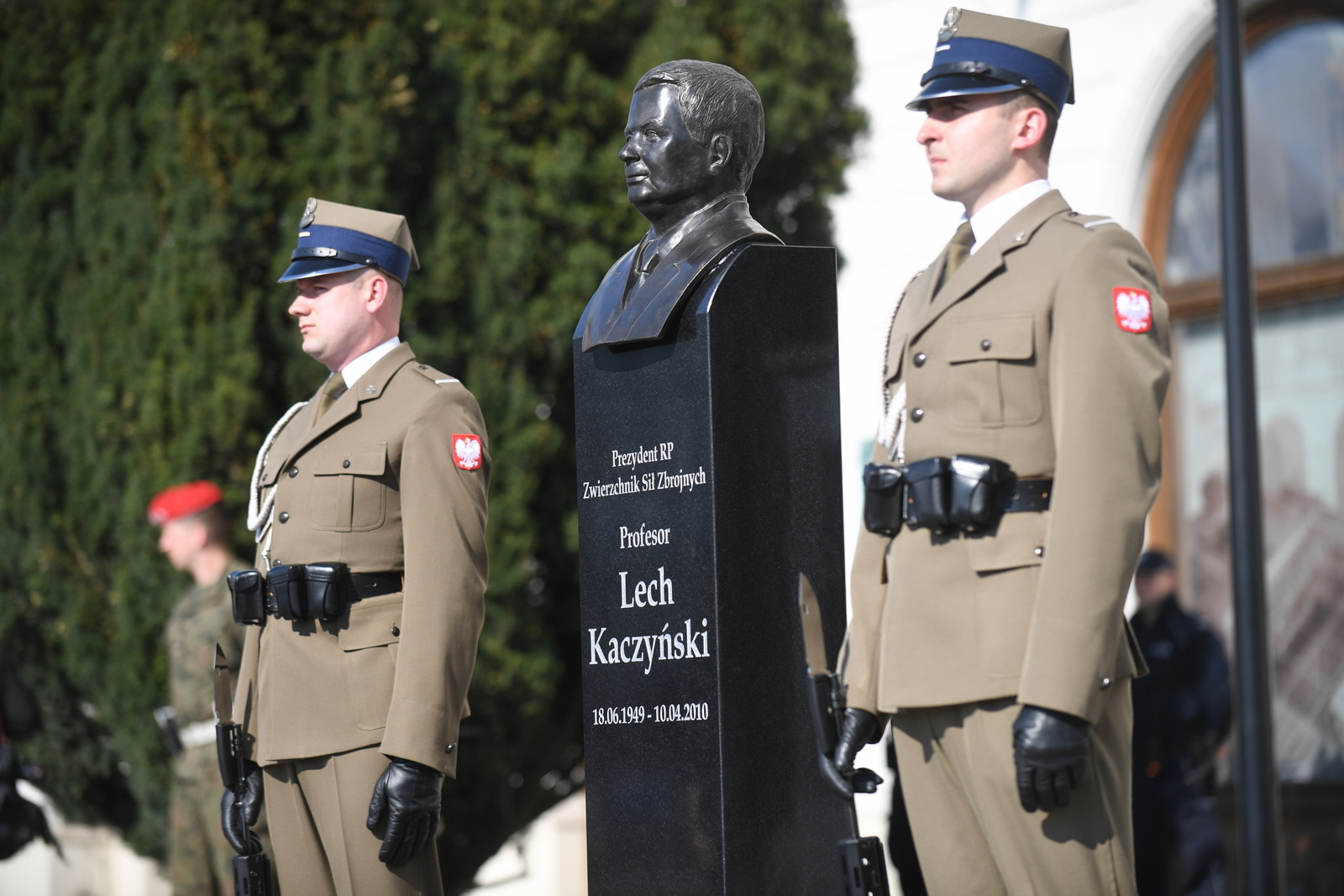 Popiersie Lecha Kaczyńskiego przed budynkiem Dowództwa Garnizonu Warszawa