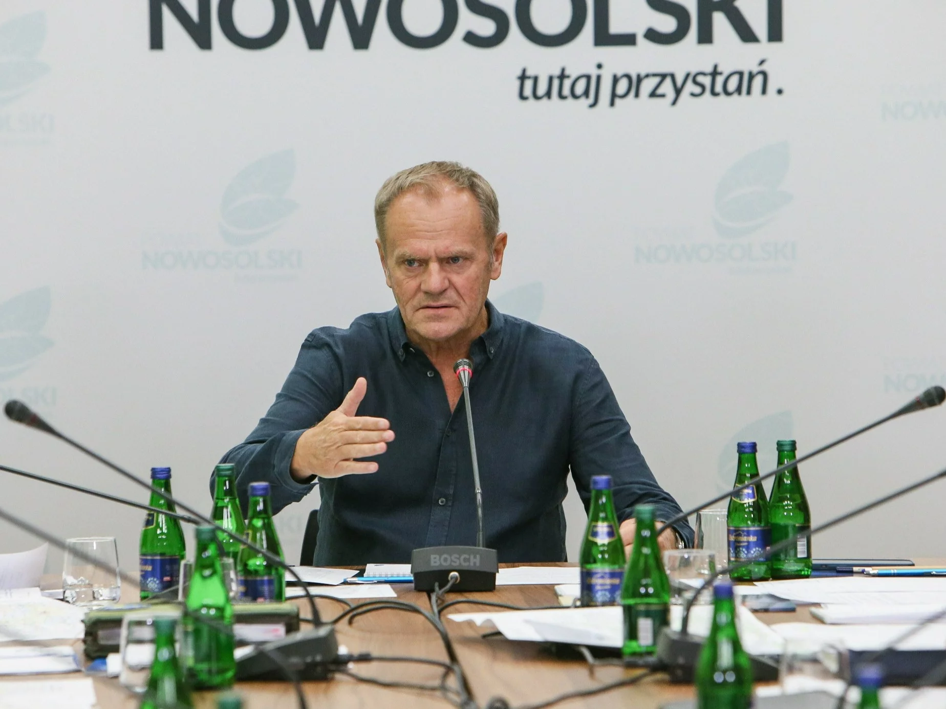 Premier Donald Tusk na naradzie powodziowego sztabu kryzysowego w Nowej Soli