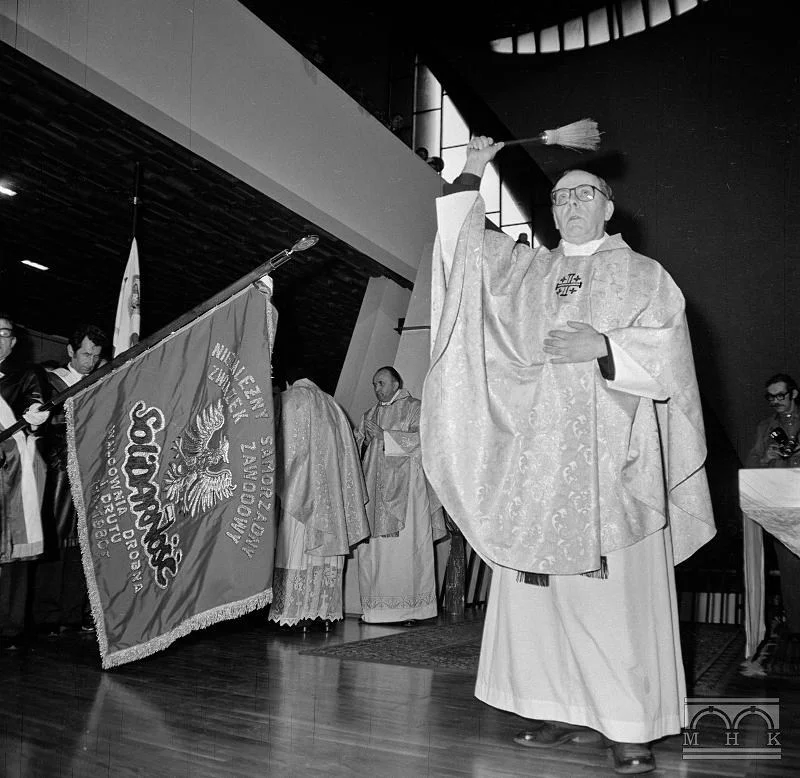 Ksiądz Józef Gorzelany święci sztandar Solidarności