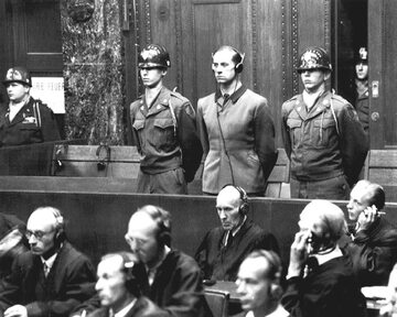 Proces nazistowskich lekarzy. Karl Brandt słucha wyroku - został skazany na śmierć.